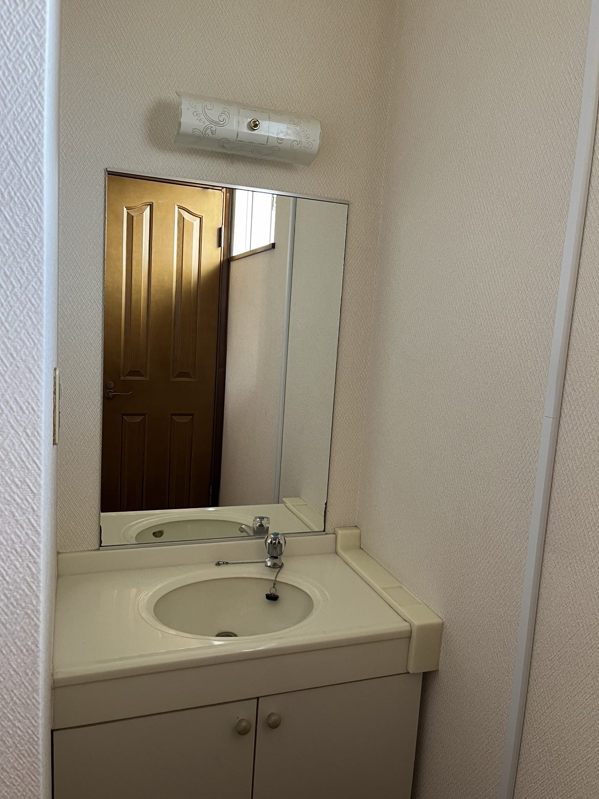 ゆず第1の鏡付きの洗面台